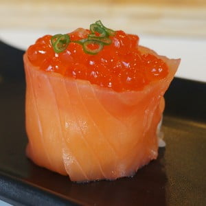 Gerookte zalm Gunkan Sushi met Tobiko