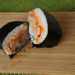 Pittige (ingeblikte) tonijn Onigirazu sushi sandwich