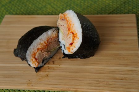 Pittige (ingeblikte) tonijn Onigirazu sushi sandwich